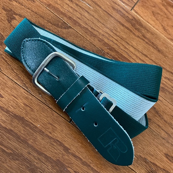 🥎 Russell Athletic softball/ Baseball belts Size medium- stretchy w/ext - Green - Picture 1 of 5